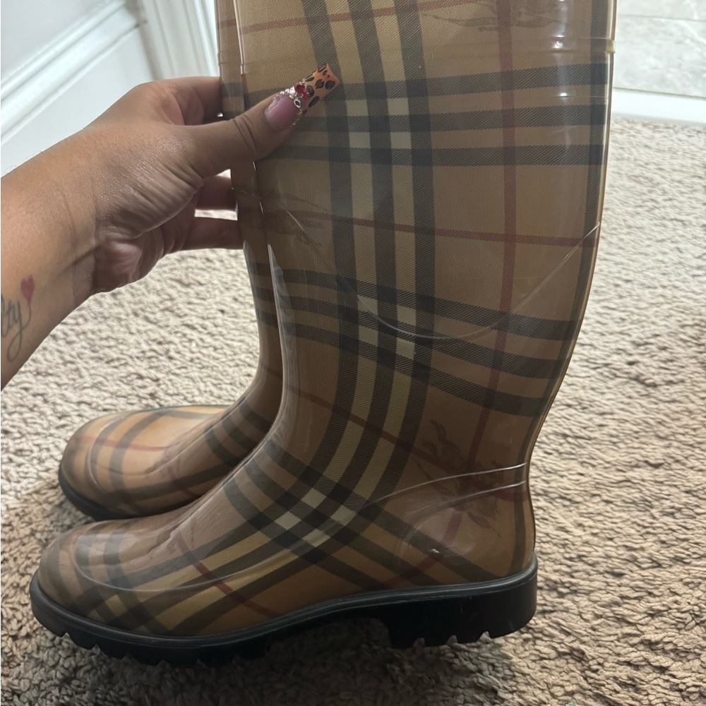 Burberry boots - Picture 3 of 3